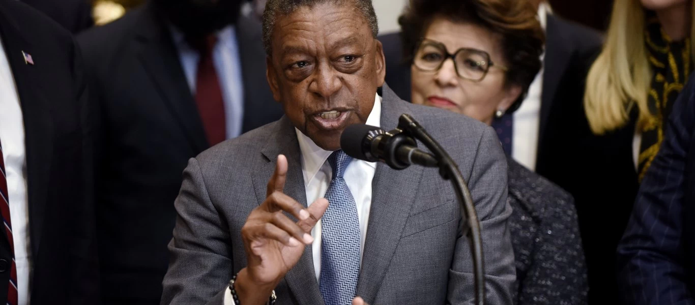  Ρόμπερτ Λ. Τζόνσον: Ο δισεκατομμυριούχος της Αμερικής… ζητεί αποζημίωση από την κυβέρνηση των ΗΠΑ